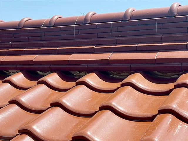 漆喰の剥がれた瓦屋根